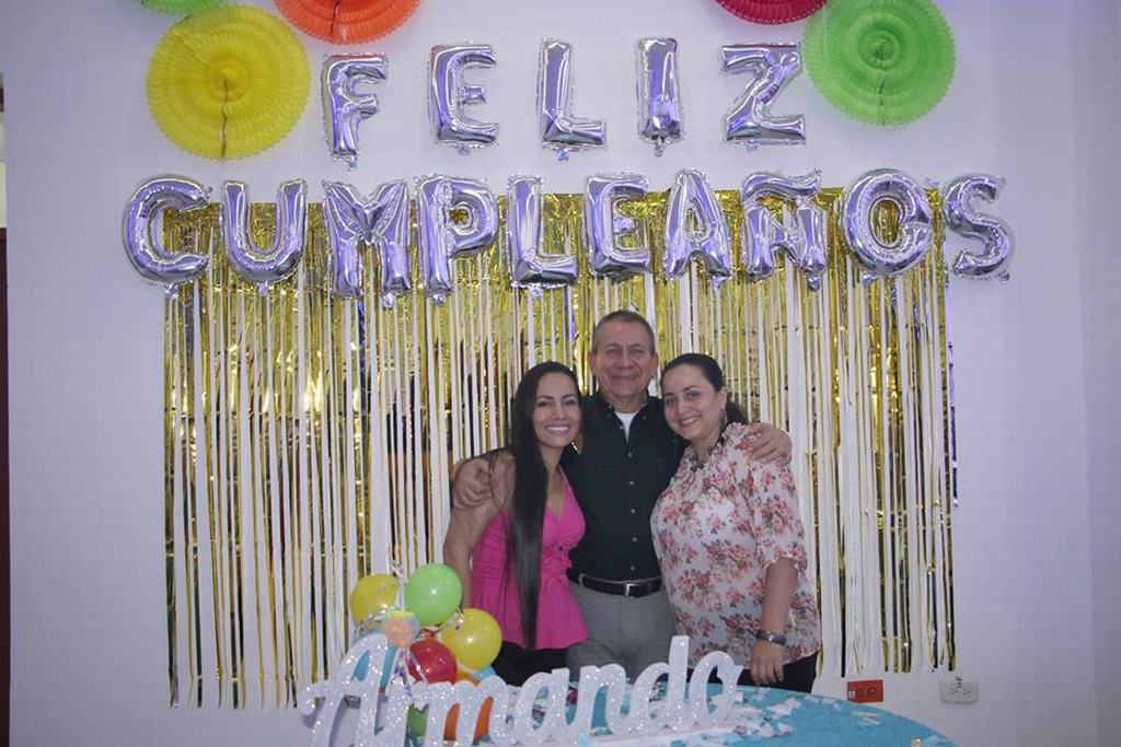 El homenajeado junto a sus hijas Nika Cuéllar y Marha Cuéllar.